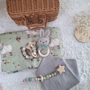 Nyuszis babaváró ajándékcsomag kisfiúnak bőröndben - baba - mama - babalátogató ajándékcsomag - Meska.hu
