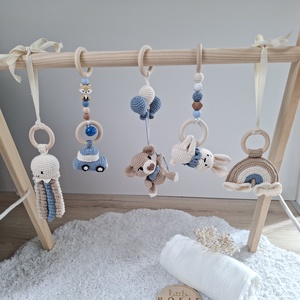 Fa babatornáztató levehető, horgolt játékokkal � összecsukható fa baby gym  - baba - mama - baba játékok - mozgásfejlesztő játékok - Meska.hu