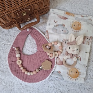 Nyuszis babaváró ajándékcsomag kislánynak bőröndben, Baba - mama, Babalátogató ajándékcsomag, Horgolás, MESKA