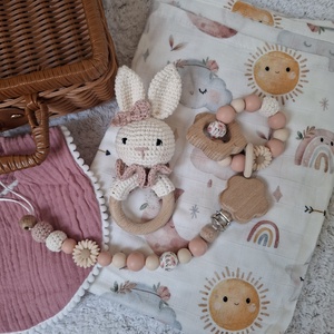 Nyuszis babaváró ajándékcsomag kislánynak bőröndben - baba - mama - babalátogató ajándékcsomag - Meska.hu