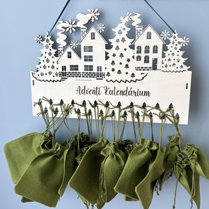 Fából készült adventi kalendárium, házikós design, névre szóló, 24 zsákkal - Meska.hu