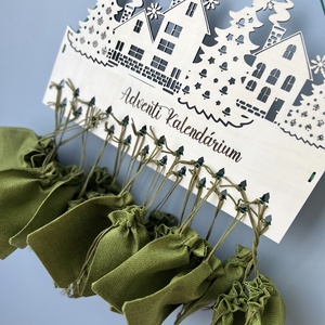 Fából készült adventi kalendárium, házikós design, névre szóló, 24 zsákkal - karácsony - adventi díszek - adventi naptár - Meska.hu Fából készült adventi kalendárium, házikós design, névre szóló, 24 zsákkal - karácsony - adventi díszek - adventi naptár - Meska.hu