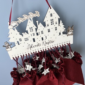 Fából készült adventi naptár  házikós design piros zsákokkal, személyre szabható - Meska.hu