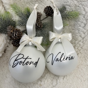 Egyedi névvel ellátott FEHÉR fényes/matt üveggömb 8 cm - karácsony - karácsonyi lakásdekoráció - karácsonyfadíszek - Meska.hu