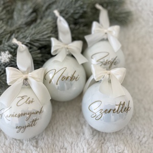Egyedi névvel ellátott FEHÉR fényes/matt üveggömb 8 cm, Karácsony, Karácsonyi lakásdekoráció, Karácsonyfadíszek, Mindenmás, MESKA