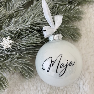 Egyedi névvel ellátott FEHÉR fényes/matt üveggömb 8 cm - karácsony - karácsonyi lakásdekoráció - karácsonyfadíszek - Meska.hu