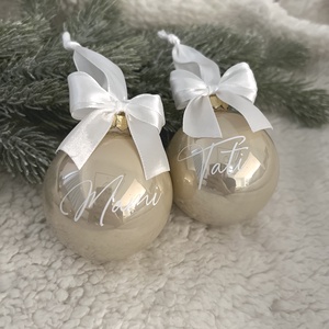 Egyedi névvel ellátott pezsgő fényes üveggömb 8 cm - karácsony - karácsonyi lakásdekoráció - karácsonyfadíszek - Meska.hu