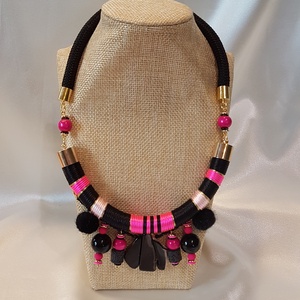 Fekete-pink nyakék  - Meska.hu