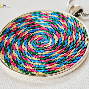 Szivárványos, kézműves medál, 4 cm  - Meska.hu