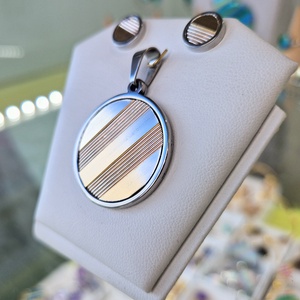 Beige színű, kézműves medál,  fülbevaló, nyaklánc , Ékszer, Ékszerszett, Ékszerkészítés, 2,5 cm-es medál, a hozzá illő pontfülbevalóval, és nyaklánccal. (4 cm-es méretben is el tudom készí..., MESKA