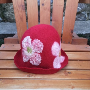 Piros virágos szaunakalap, szaunasapka, nemez kalap, nemez sapka, Ruha & Divat, Sál, Sapka, Kendő, Sapka, Nemezelés, MESKA
