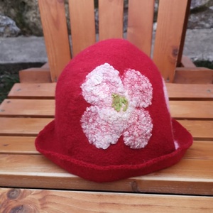Piros virágos szaunakalap, szaunasapka, nemez kalap, nemez sapka - ruha & divat - sál, sapka, kendő - sapka - Meska.hu Piros virágos szaunakalap, szaunasapka, nemez kalap, nemez sapka - ruha & divat - sál, sapka, kendő - sapka - Meska.hu