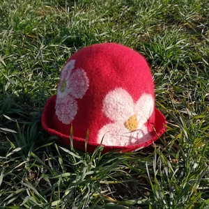 Piros virágos szaunakalap, szaunasapka, nemez kalap, nemez sapka - ruha & divat - sál, sapka, kendő - sapka - Meska.hu Piros virágos szaunakalap, szaunasapka, nemez kalap, nemez sapka - ruha & divat - sál, sapka, kendő - sapka - Meska.hu