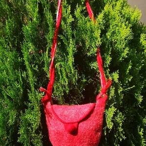 Piros kis nemez válltáska  - Meska.hu