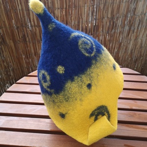 Sárga - kék szaunasapka, nemez sapka, manósapka, bohócsapka - Meska.hu