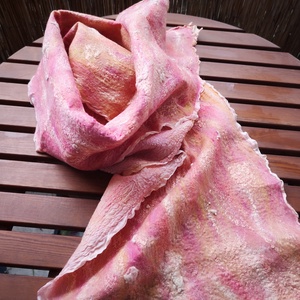 Rózsaszín-fehér-arany mintás nemez sál - ruha & divat - sál, sapka, kendő - stóla - Meska.hu