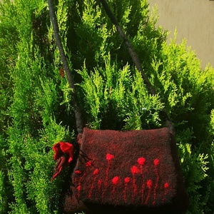 Piros virágos fekete nemez alkalmi táska  - táska & tok - kézitáska & válltáska - válltáska - Meska.hu