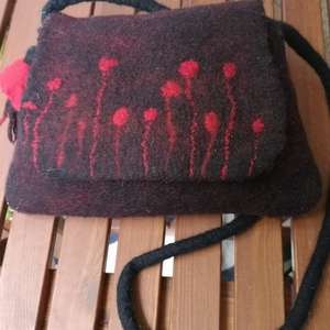 Piros virágos fekete nemez alkalmi táska  - táska & tok - kézitáska & válltáska - válltáska - Meska.hu