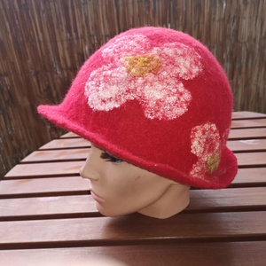 Piros virágos szaunakalap, szaunasapka, nemez kalap, nemez sapka - ruha & divat - sál, sapka, kendő - sapka - Meska.hu Piros virágos szaunakalap, szaunasapka, nemez kalap, nemez sapka - ruha & divat - sál, sapka, kendő - sapka - Meska.hu