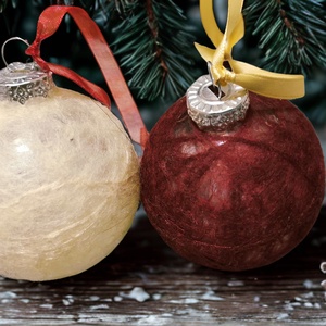 Nemezelt karácsonyi üveggömbdíszek, Karácsony, Karácsonyi lakásdekoráció, Karácsonyfadíszek, Nemezelés, MESKA
