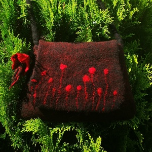 Kis fekete-piros nemezelt alkalmi táska - Meska.hu