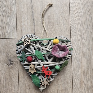 Karácsonyi ajtódísz nemezelt és fa díszítéssel, Karácsony, Karácsonyi lakásdekoráció, Karácsonyi ajtódíszek, Nemezelés, Varrás, MESKA