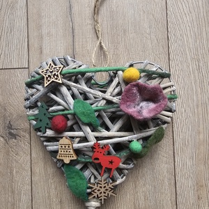 Karácsonyi ajtódísz nemezelt és fa díszítéssel - karácsony - karácsonyi lakásdekoráció - karácsonyi ajtódíszek - Meska.hu