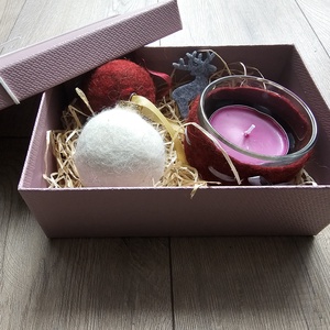 Díszdoboz nemezelt karácsonyi mécsestartóval, mécsessel és nemezelt karácsonyi üvegdíszekkel, Karácsony, Karácsonyi lakásdekoráció, Karácsonyi lakásdíszek, Nemezelés, MESKA