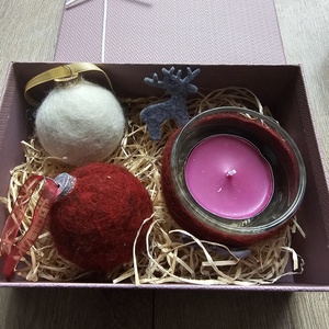 Díszdoboz nemezelt karácsonyi mécsestartóval, mécsessel és nemezelt karácsonyi üvegdíszekkel - karácsony - karácsonyi lakásdekoráció - karácsonyi lakásdíszek - Meska.hu