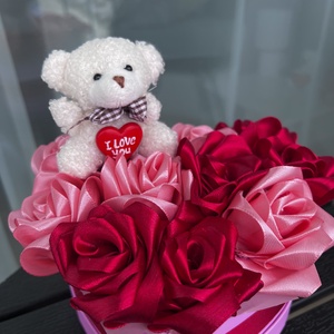 Macis szív-virágbox szaténvirágokkal - otthon & életmód - virágdekoráció - virágok - virágbox - Meska.hu