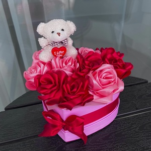 Macis szív-virágbox szaténvirágokkal, Otthon & Életmód, Virágdekoráció, Virágok, Virágbox, Virágkötés, MESKA