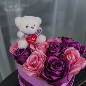 Macis szív-virágbox szaténvirágokkal - otthon & életmód - virágdekoráció - virágok - virágbox - Meska.hu