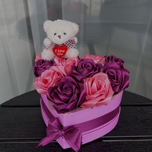 Macis szív-virágbox szaténvirágokkal, Otthon & Életmód, Virágdekoráció, Virágok, Virágbox, Virágkötés, MESKA