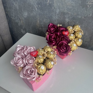 Virágbox szaténrózsákkal és Ferrero csokival - Meska.hu