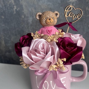 Bögrés dísz szaténrózsákkal - otthon & életmód - virágdekoráció - virágdíszek - asztali virágdísz - Meska.hu