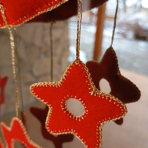 Karácsonyi filc harang ajtó- és ablakdísz � csillagos, kézzel hímzett ünnepi dekor (piros) - karácsony - karácsonyi lakásdekoráció - karácsonyi ajtódíszek - Meska.hu