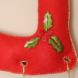 Karácsonyi filc harang ajtó- és ablakdísz � csillagos, kézzel hímzett ünnepi dekor (piros) - karácsony - karácsonyi lakásdekoráció - karácsonyi ajtódíszek - Meska.hu