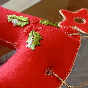 Karácsonyi filc harang ajtó- és ablakdísz � csillagos, kézzel hímzett ünnepi dekor (piros) - karácsony - karácsonyi lakásdekoráció - karácsonyi ajtódíszek - Meska.hu