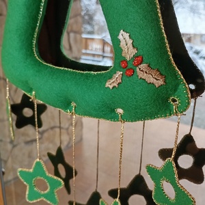 Karácsonyi filc harang ajtó- és ablakdísz � csillagos, kézzel hímzett ünnepi dekor (zöld) - karácsony - karácsonyi lakásdekoráció - karácsonyi ajtódíszek - Meska.hu