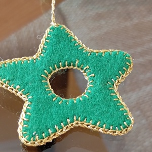 Karácsonyi filc harang ajtó- és ablakdísz � csillagos, kézzel hímzett ünnepi dekor (zöld) - karácsony - karácsonyi lakásdekoráció - karácsonyi ajtódíszek - Meska.hu