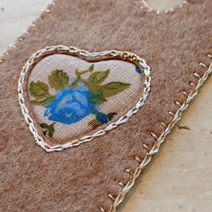 Natúr filc könyvjelző � kék rózsás szívek mintával - könyv & zene - könyvjelző - Meska.hu