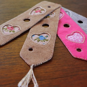 Natúr filc könyvjelző � kék rózsás szívek mintával - könyv & zene - könyvjelző - Meska.hu