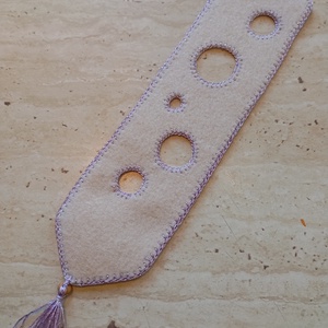 Krémszínű filc könyvjelző lila horgolással, Könyv & Zene, Könyvjelző, , MESKA