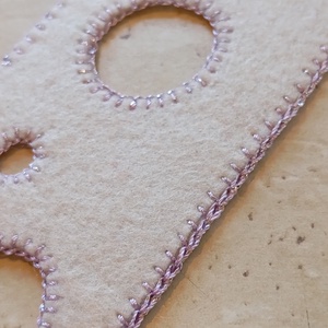 Krémszínű filc könyvjelző lila horgolással - könyv & zene - könyvjelző - Meska.hu