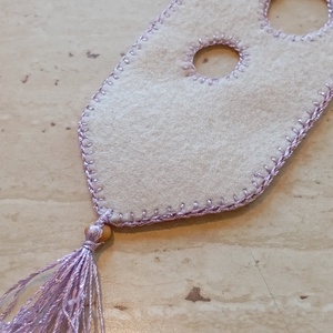 Krémszínű filc könyvjelző lila horgolással - könyv & zene - könyvjelző - Meska.hu