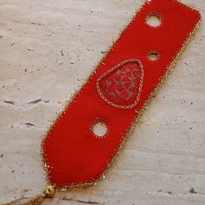 Piros filc könyvjelző arany harangmintával, Könyv & Zene, Könyvjelző, Horgolás, Varrás, MESKA