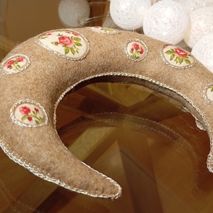 Bézs filc hold csillagokkal � kézzel készült, nyugtató gyerekszoba dekor - otthon & életmód - babaszoba, gyerekszoba - babaszoba dekoráció - Meska.hu