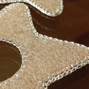 Bézs filc hold csillagokkal � kézzel készült, nyugtató gyerekszoba dekor - otthon & életmód - babaszoba, gyerekszoba - babaszoba dekoráció - Meska.hu