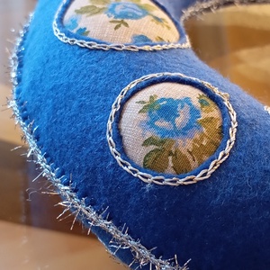 Kék filc hold csillagokkal � kézzel készült, nyugtató gyerekszoba dekor - otthon & életmód - babaszoba, gyerekszoba - babaszoba dekoráció - Meska.hu