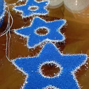 Kék filc hold csillagokkal � kézzel készült, nyugtató gyerekszoba dekor - otthon & életmód - babaszoba, gyerekszoba - babaszoba dekoráció - Meska.hu